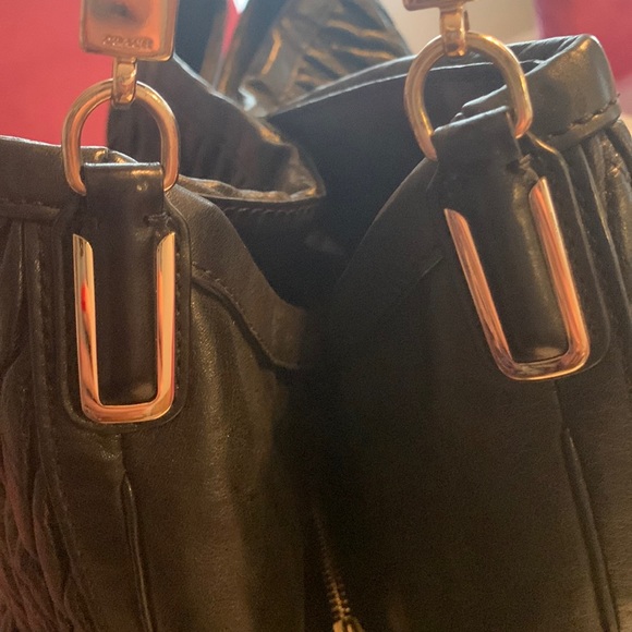 Coach used very few with a dust bag very unique design good size even for travel - Picture 5 of 17